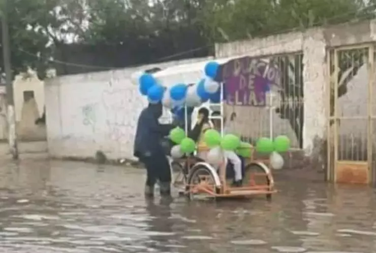 Padre celebra la graduación de su hijo