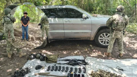 Detienen a un hombre con armas y carros blindados en La Cruz de Elota en Sinaloa..jpg