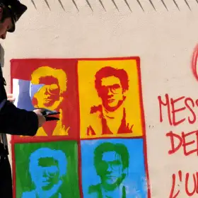 Grafiti con la imagen de Matteo Messina Denaro, en Sicilia, Italia.