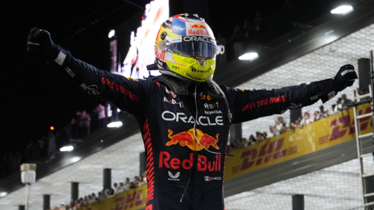 Checo P&eacute;rez celebra al ganar el Gran Premio de Arabia Saudita