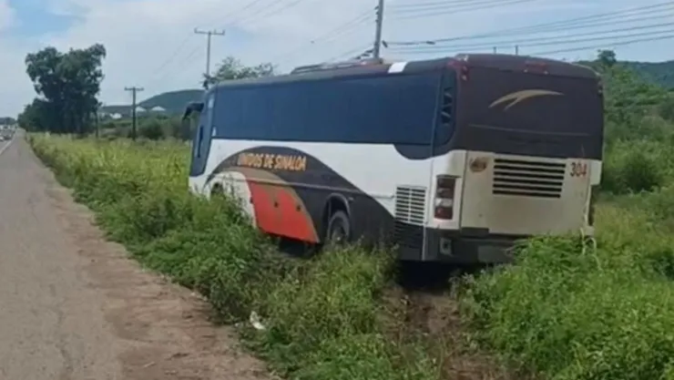 Autobús sufre accidente en la México 15, en Mazatlán