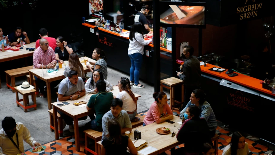 Comensales en la plaza de negocios de comida Huerto Roma
