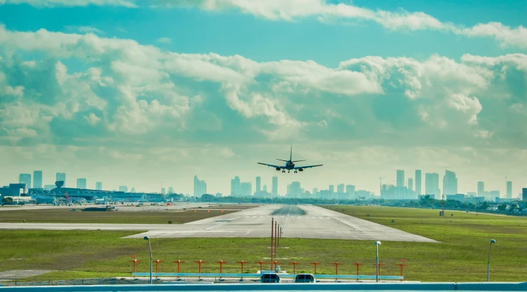 un avión aterriza en el aeropuerto de fort lauderdale