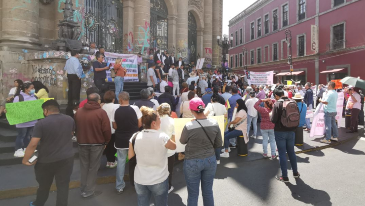 Transportistas y concesionarios de las rutas 12, 14, 57, 84 y 91 de CDMX acudieron a manifestarse a las afueras del recinto legislativo de Donceles y bloquearon la avenida Eje Central.