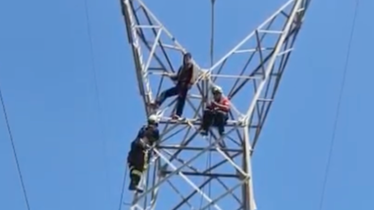 ¡Captan el MOMENTO! Así rescatan a un hombre en una torre de alta tensión en León.png