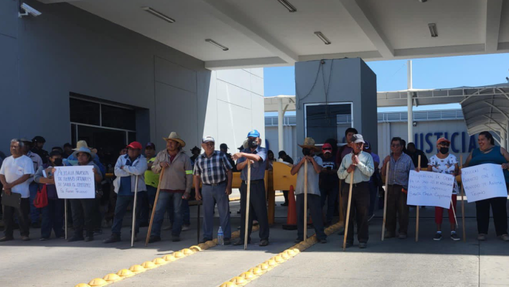 Habitantes de la localidad oaxaqueña de Santa María Coyotepec mantienen el bloqueo en el cuartel de la policía.