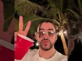 Bad Bunny saludando.jpg