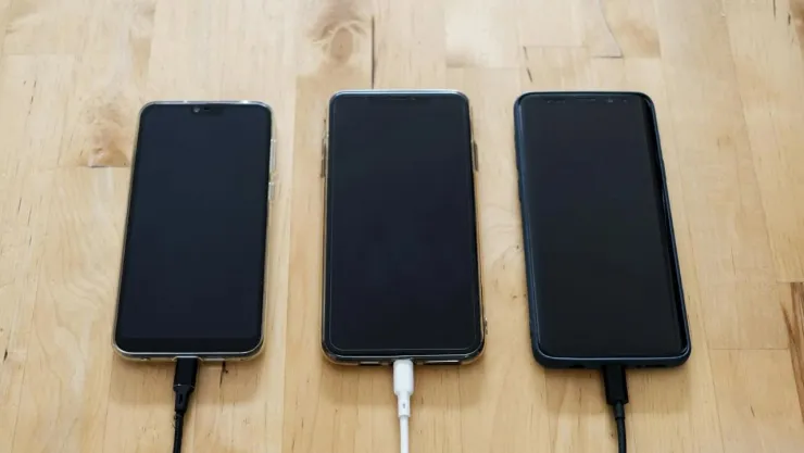 Riesgos de cargar tu celular en lugares públicos: ¿Qué puede pasar?