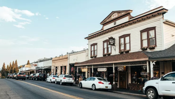 Una de las calles del centro histórico de Mariposa, en California.