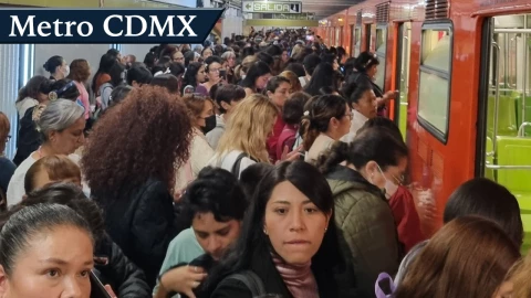 un gran grupo de mujeres esperando para abordar el tren