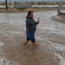 Una calle junto a la playa se inunda por la llegada del huracán Polo en Puerto San Carlos, BCS.