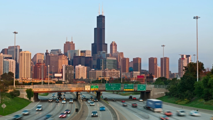Autos avanzan por carretera en dirección a Chicago, Illinois