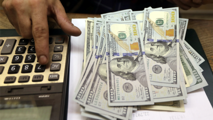 Dólar cae luego de tocar su nivel más alto en dos años