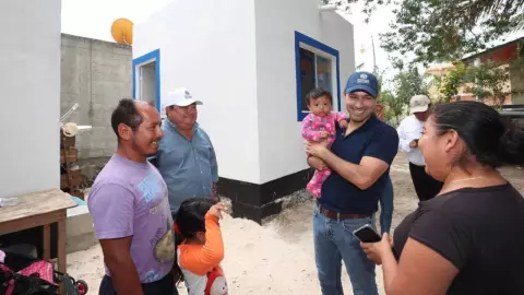 entregan casas y baños familias en celestu