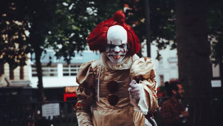 Hombre con máscara de payaso asaltó y violó a 2 mujeres en California