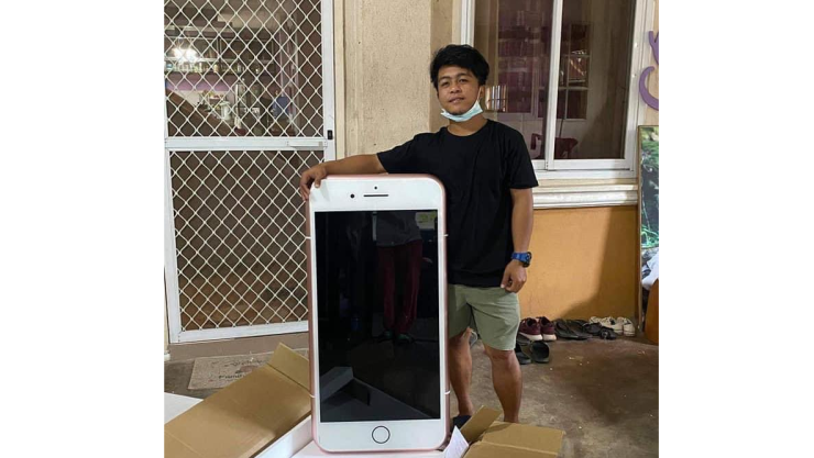 Hombre compra iPhone en línea.jpg