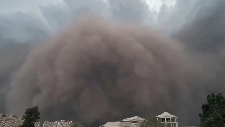Tormenta de arena oscurece el cielo de Harbin, China
