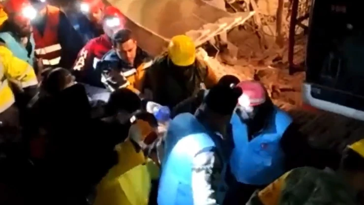 Sedena confirma rescatadas de tres personas con vida en Turquía