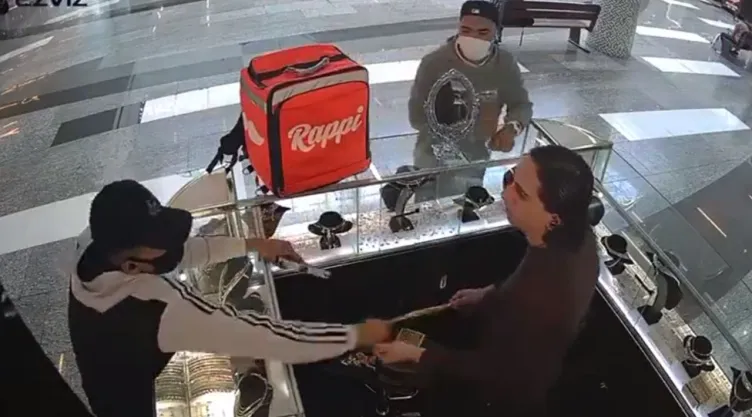 Cámaras de seguridad captan robo a mano armada a joyería en centro comercial Tlaquepaque