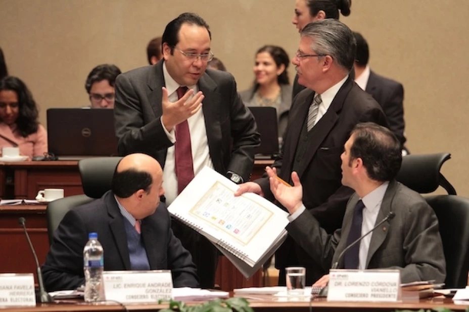 Los aspirantes que consiguieron su constancia necesitan recabar las firmas equivalentes al 2% de la Lista Niminal de electores del distrito en el que pretenden competir