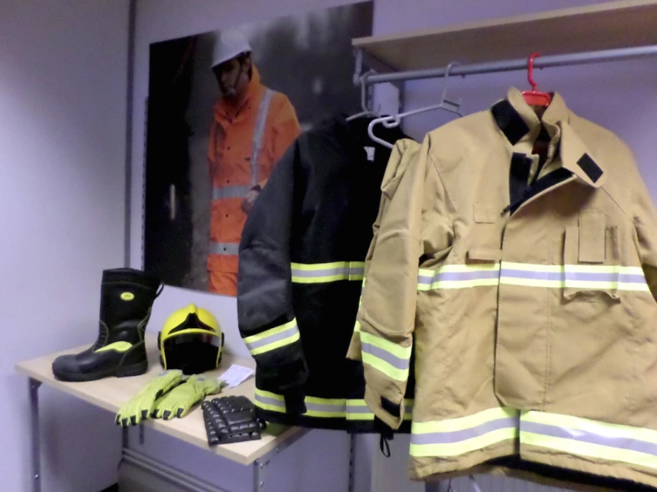 Encargado de hotel acusa a bomberos de robar y los obliga a desnudarse