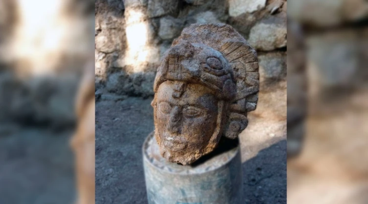 Hallan rostro de guerrero maya en zona arqueológica de Chichén Itzá