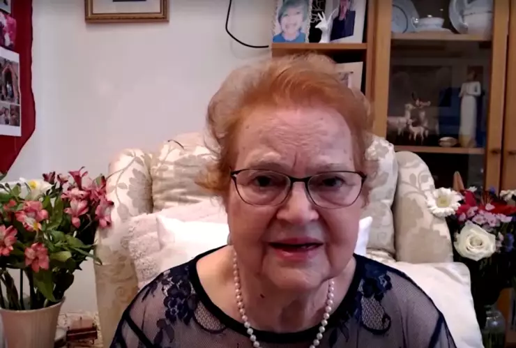 Mujer acude a su funeral.