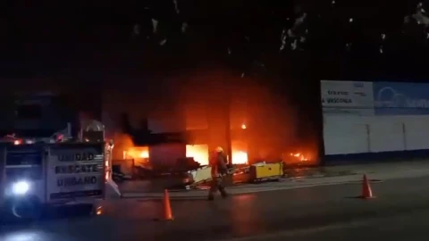 Incendio en edificio de la avenida López Portillo en Cancún genera movilización de los bomberos.jpg