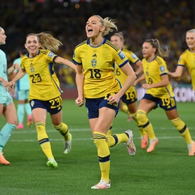 Fridolina Rolfö festeja gol con Suecia en Mundial Femenil
