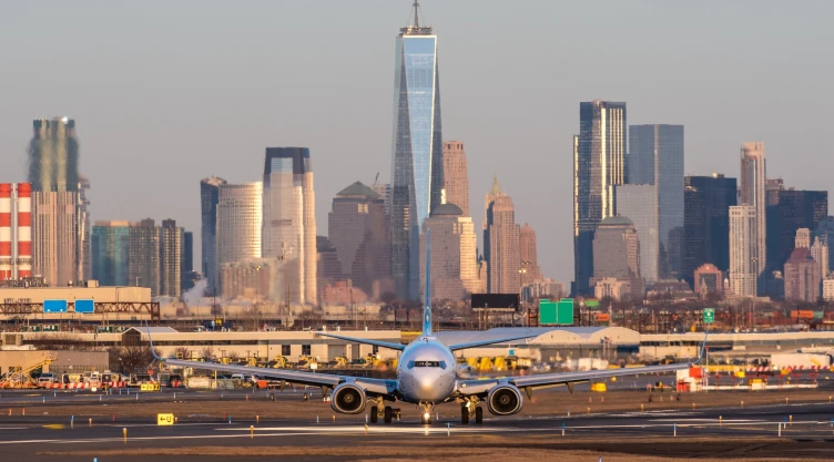 Avión aterriza en aeropuerto de Nueva York