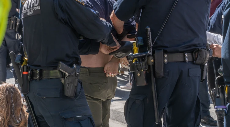 Agentes oficiales detienen a un inmigrante