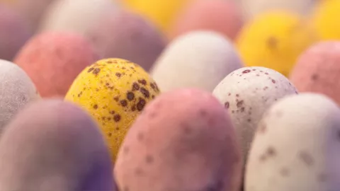 como hacer huevos de pascua con chocolate 2.jpg