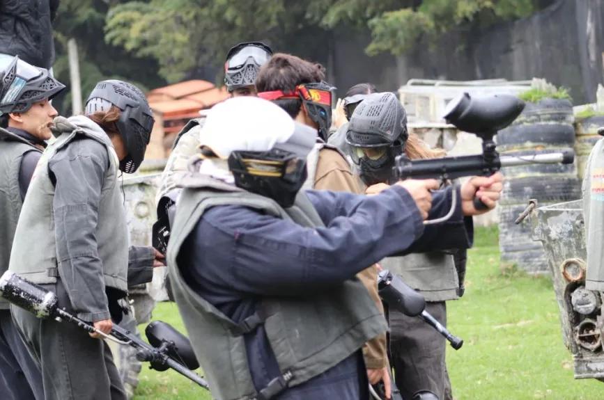 El día se llenó de adrenalina y entusiasmo mientras los académicos se preparaban para una batalla de bolas de pintura. Los profesores también se unieron a la diversión, demostrando que, a veces, un poco de locura es necesario para mantener la moral alta.
