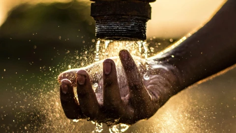 Servicio de agua afectado por reparaciones de JMAS Colonias de Ciudad Juárez sin suministro HOY. En la imagen se observa una llave de agua dejando correr el líquido.