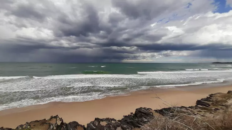 Tormenta sobre el mar, a lo lejos, vista desde una playa