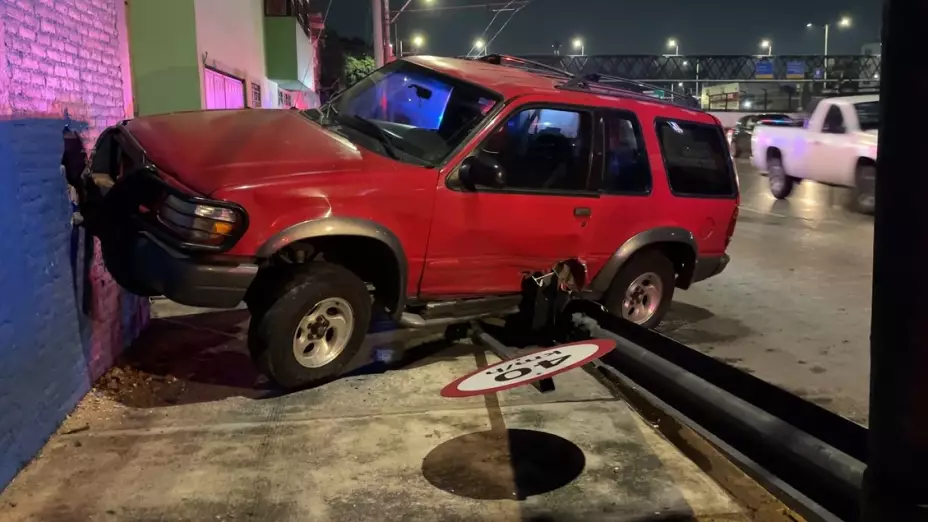 Choque en Circuito Interior: Camioneta se impacta contra barda en la GAM