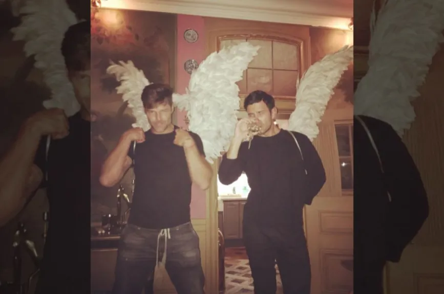 Ricky Martin y su pareja con alas.jpg