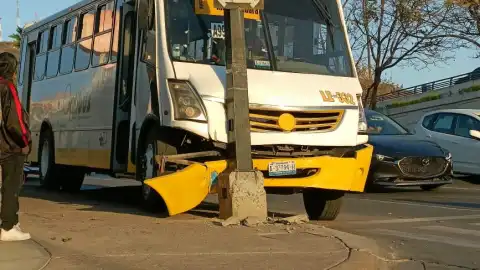 Camión choca con poste en León
