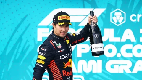 Checo Pérez felicitó a las Chivas previo a la Liguilla