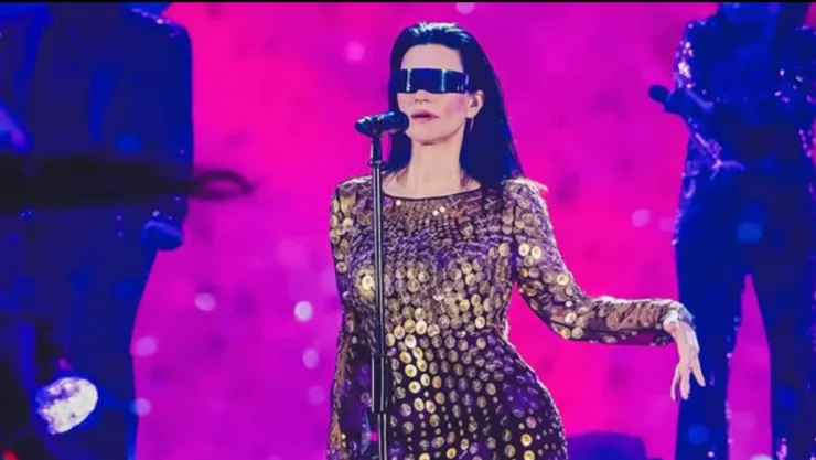 caída de laura pausini en concierto.jpg