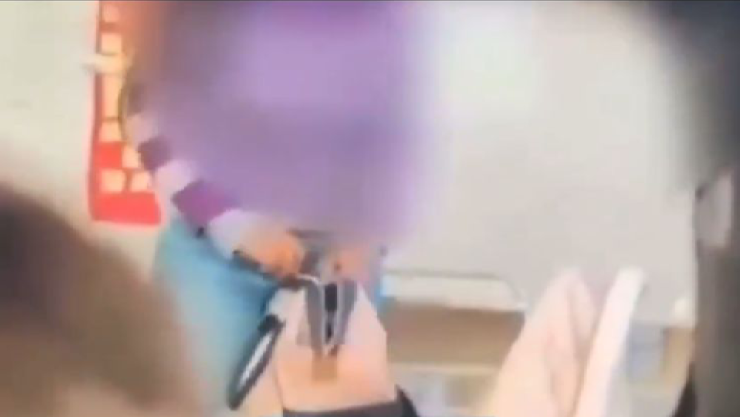 Maestra robando en salón de clases
