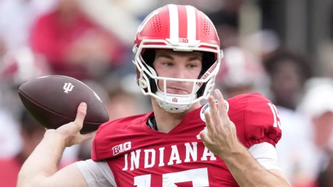 Quaterback cubanoamericano Fernando Mendoza interesa a los Raiders de Los Ángeles