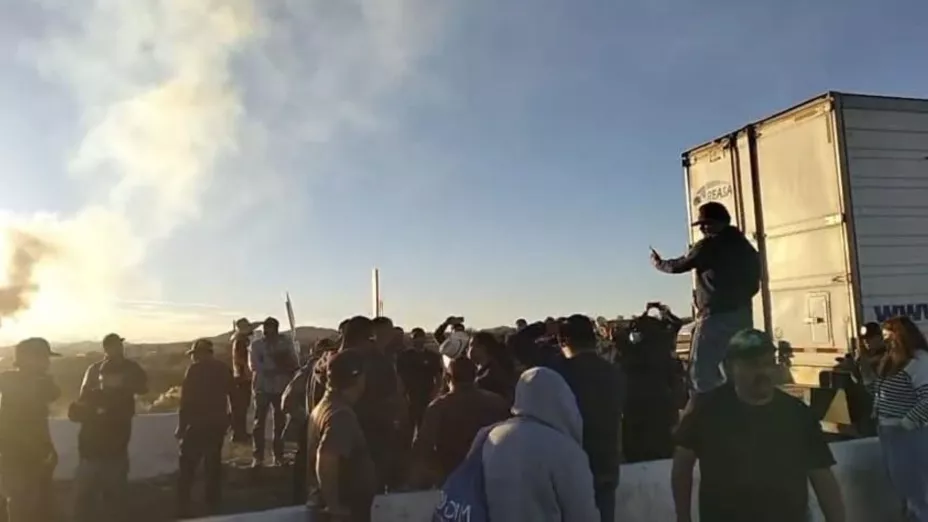 Choferes y productores sinaloenses protagonizan altercado en la aduana de Nogales, Sonora