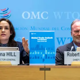 Johanna Hill, subdirectora de la OMC y Robert Staiger, economista de la OMS.