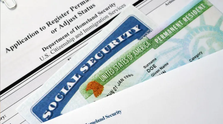 Para ajustar tu estatus y conseguir la green card debes presentar el formulario I-485.