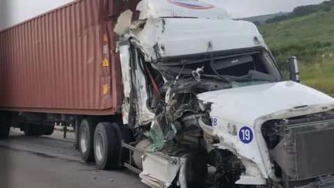 ¡Caso vial! Tráiler queda semidestruido tras fuerte accidente en macrolibramiento de Chapala