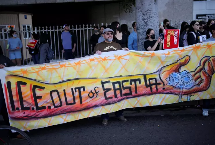 Organizaciones pro inmigrantes convocan a protesta masiva en Los Ángeles para exigir a Trump frenar redadas y retirar tropas del gobierno federal.