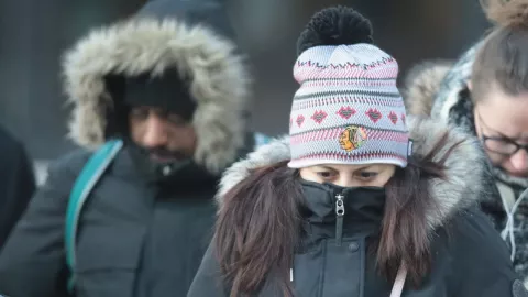 personas con chamarras y gorros