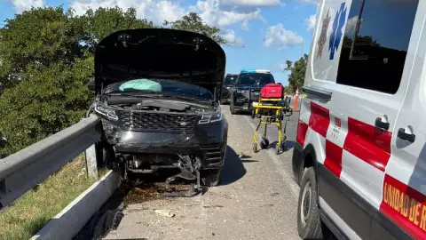 ¡Impactante! Camioneta al borde de caer del puente del periférico de Mérida tras fuerte CHOQUE