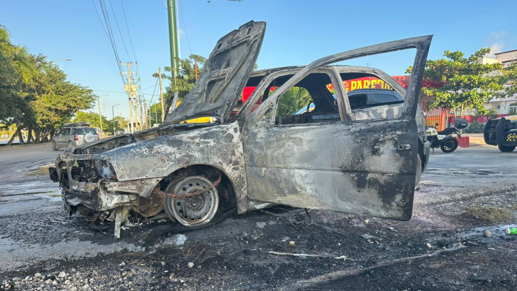 Vehículo se incendia en plena avenida de Cancún, no hay lesionados
